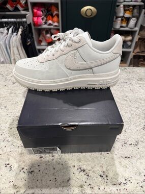 Nike Air Force 1 Luxe